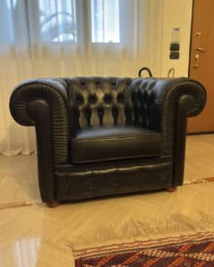Poltrona Chesterfield nera in pelle