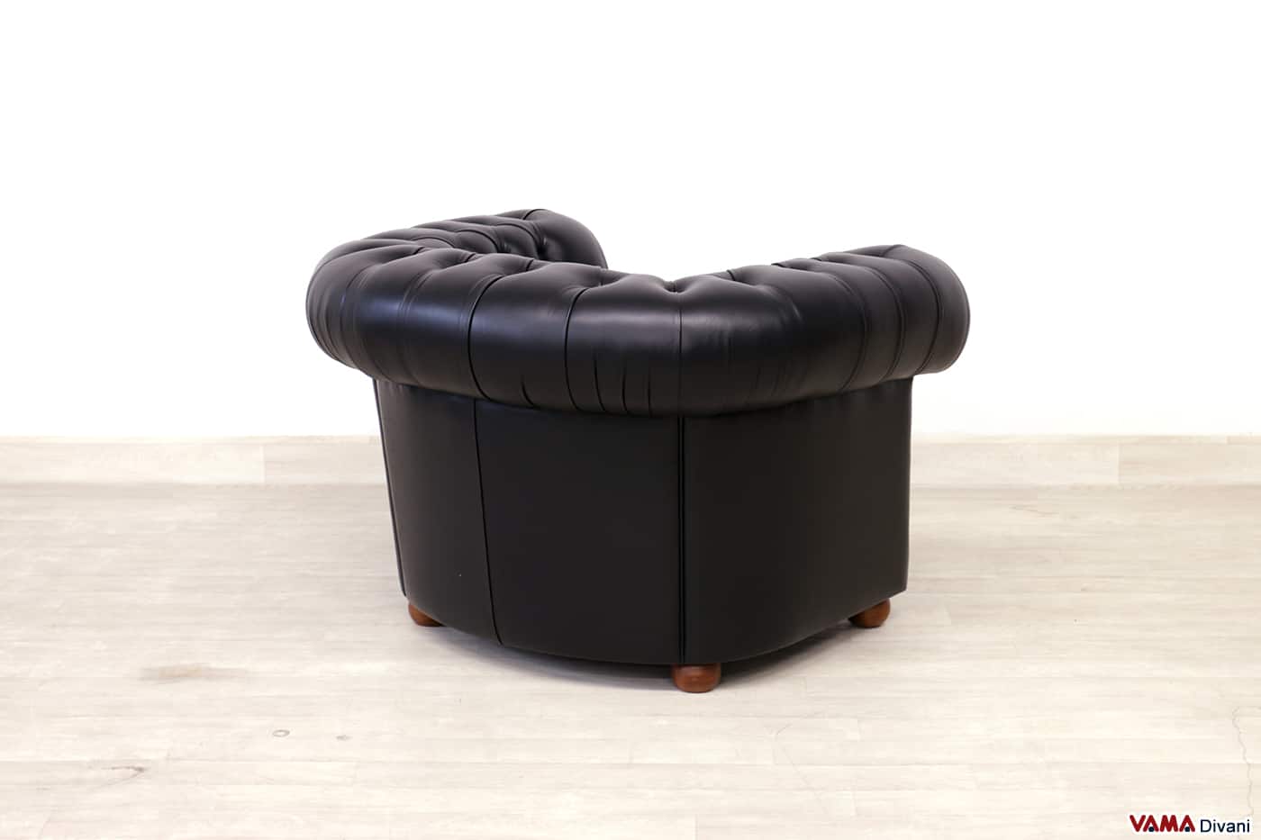 Poltrona Chesterfield nera vista da dietro