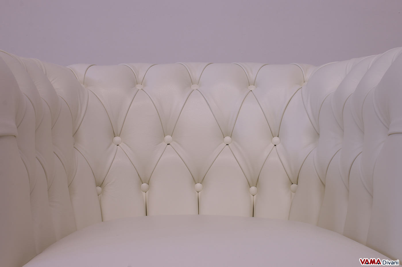 Lavorazione capitonnè schienale della poltrona Chesterfield bianca