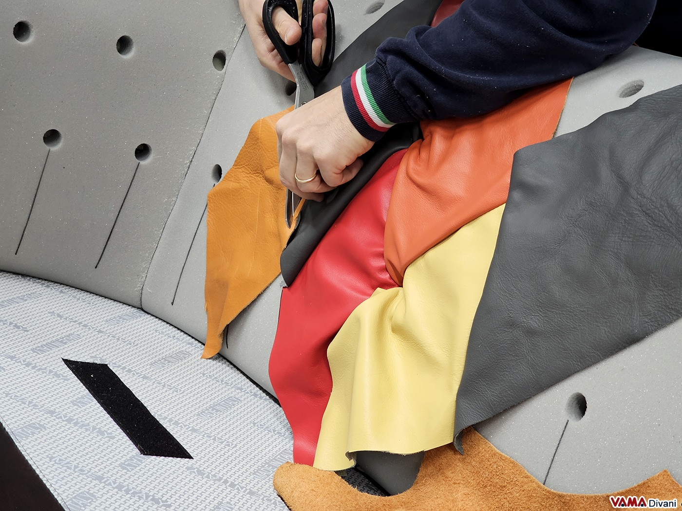 Taglio pelle artigianale del divano Chesterfield Arlecchino