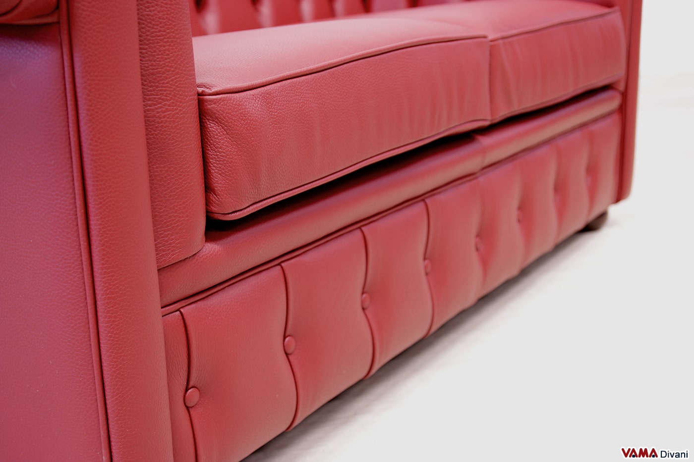 Base bottonata del divano Chesterfield rosso bordeaux