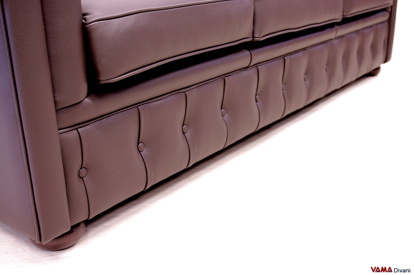 Base bottonata del divano Chesterfield marrone cioccolato in pelle