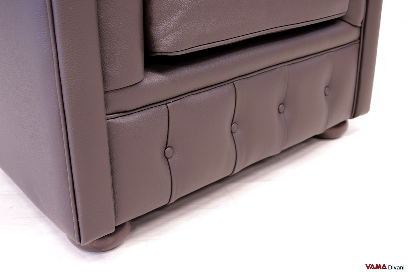 Bottoni nella base della poltrona Chesterfield marrone cioccolato