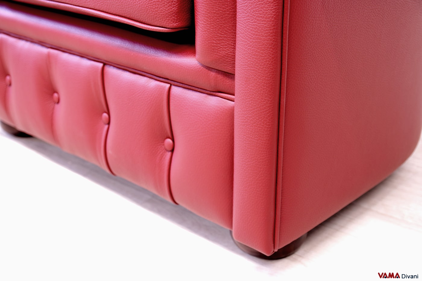Base bottonata della poltrona Chesterfield rossa bordeaux