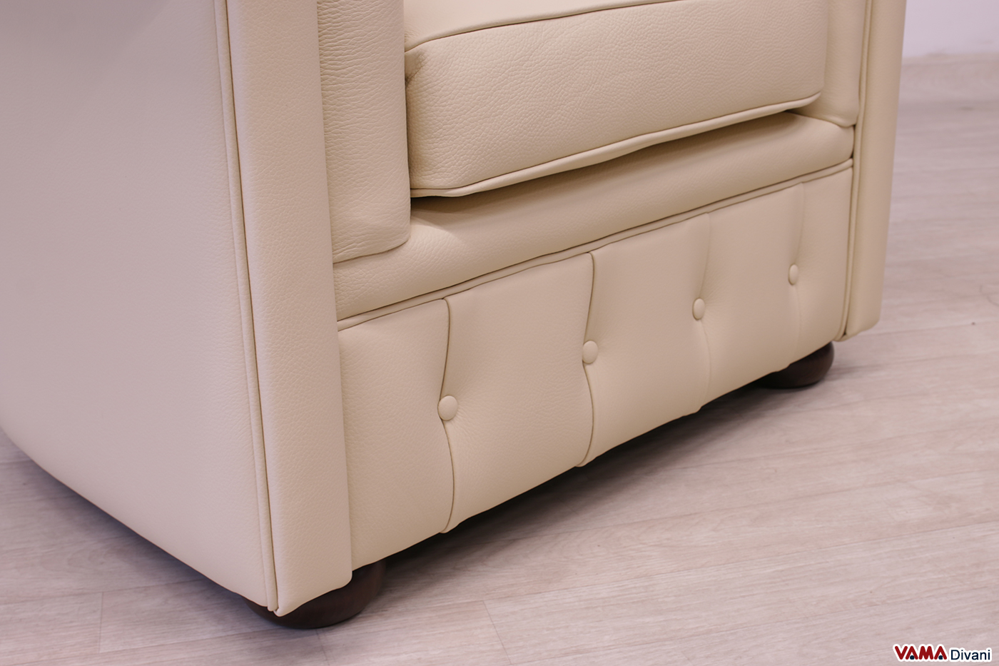 Base bottonata poltrona Chesterfield beige in pelle spessorata