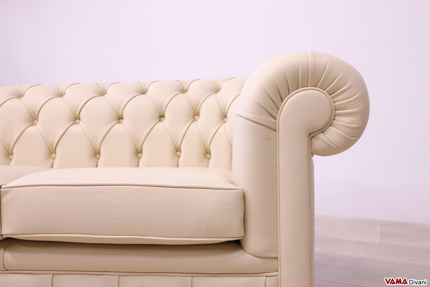 Bracciolo divano Chesterfield beige in pelle