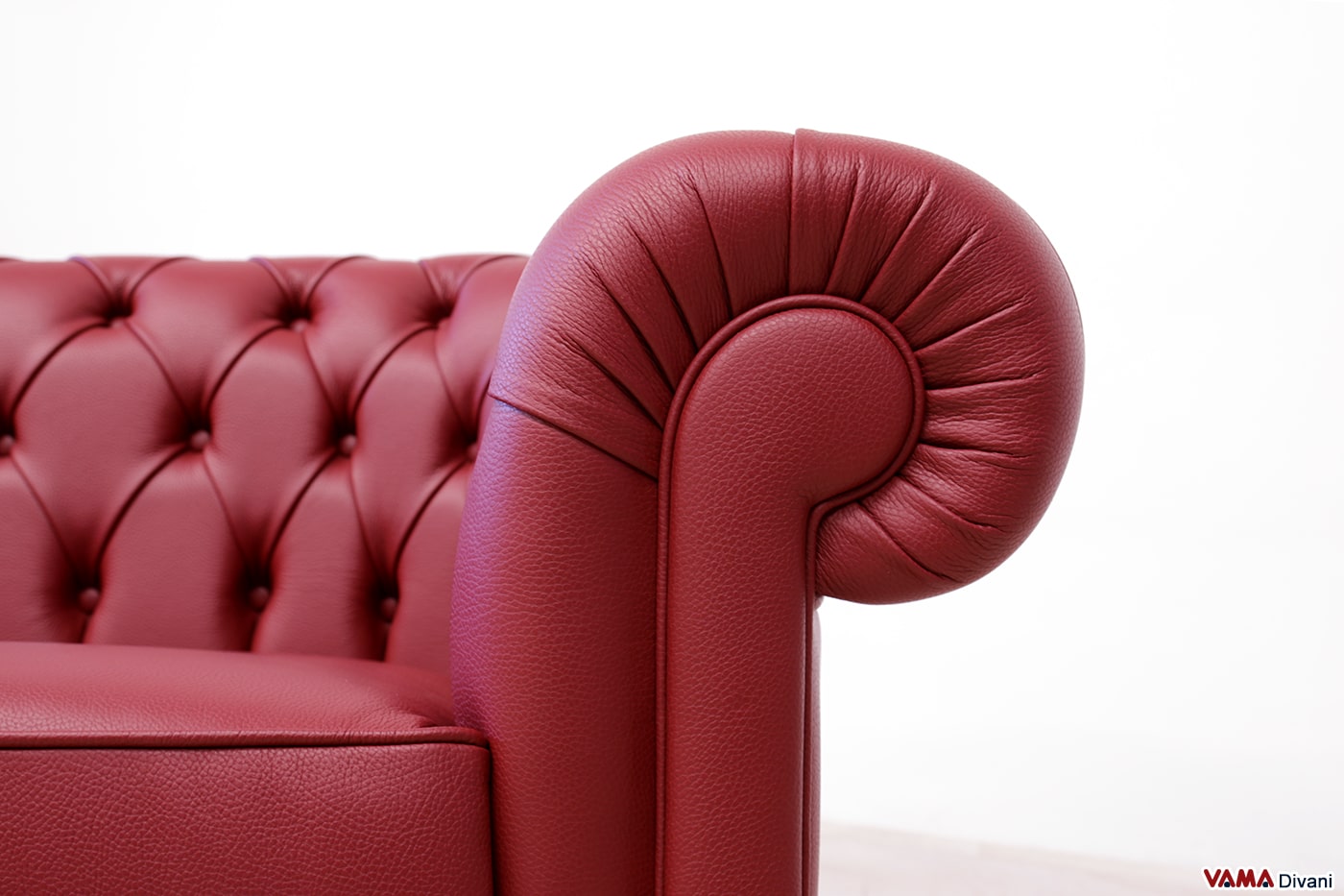 Bracciolo divano Chesterfield rosso bordeaux in pelle spessorata