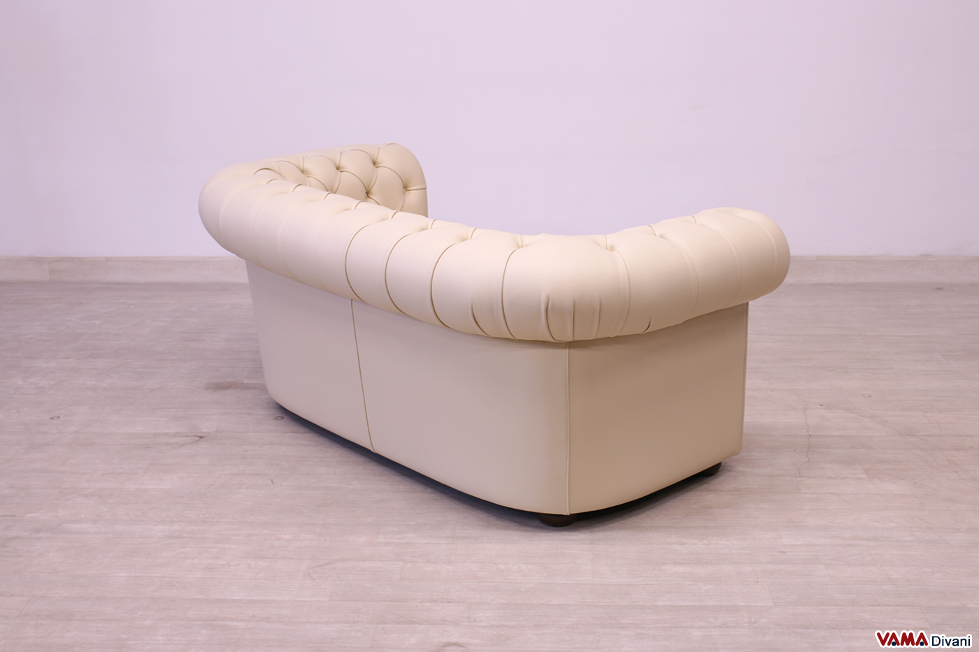 Dietro del divano Chesterfield beige in pelle spessorata