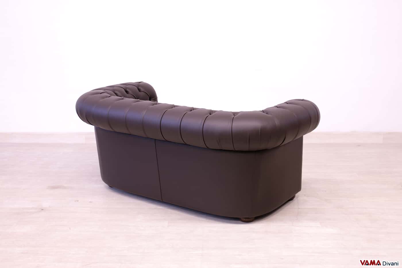 Retro del divano Chesterfield 2 posti marrone in pelle spessorata