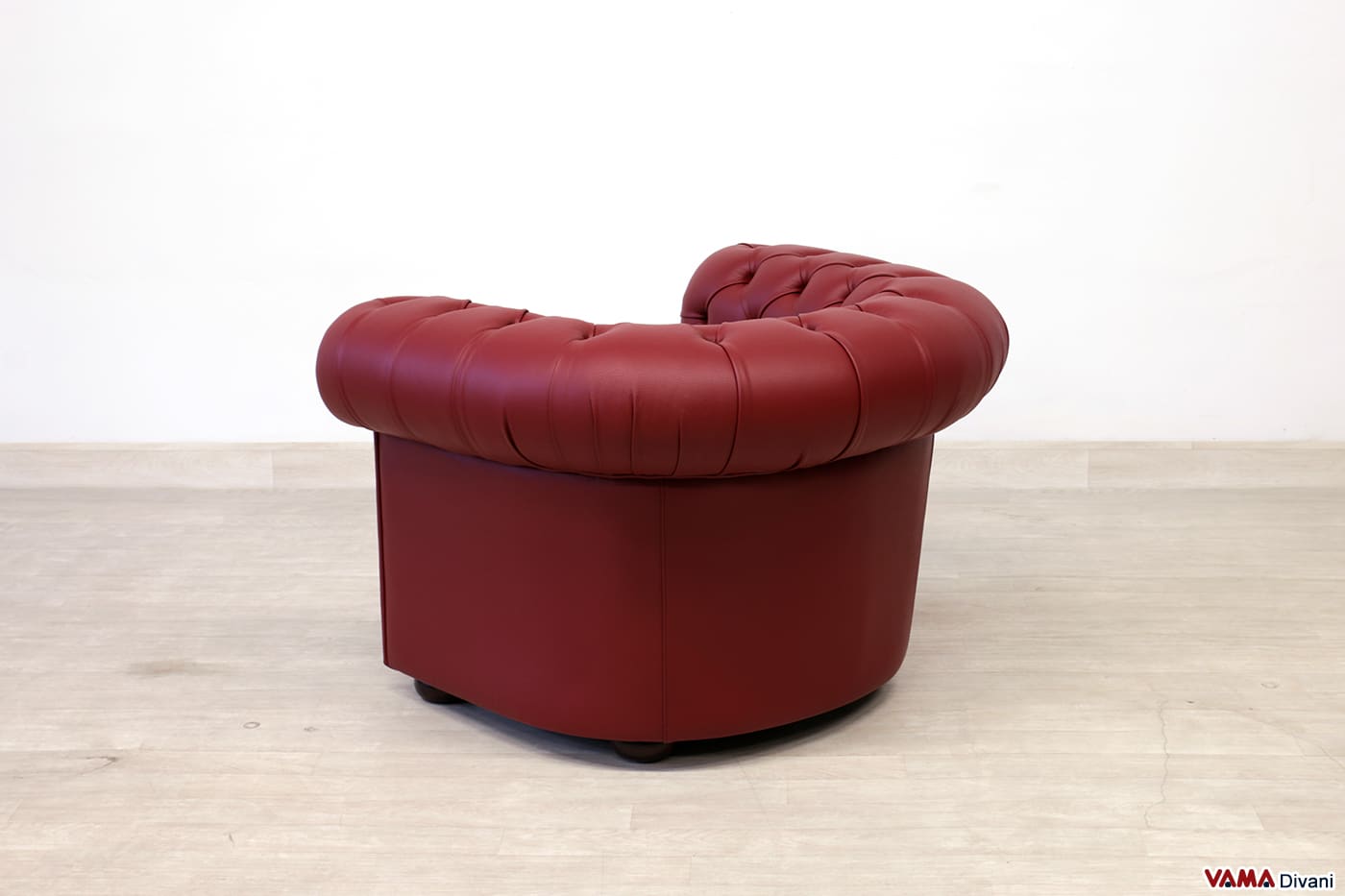 Poltrona Chesterfield rossa bordeaux vista da dietro