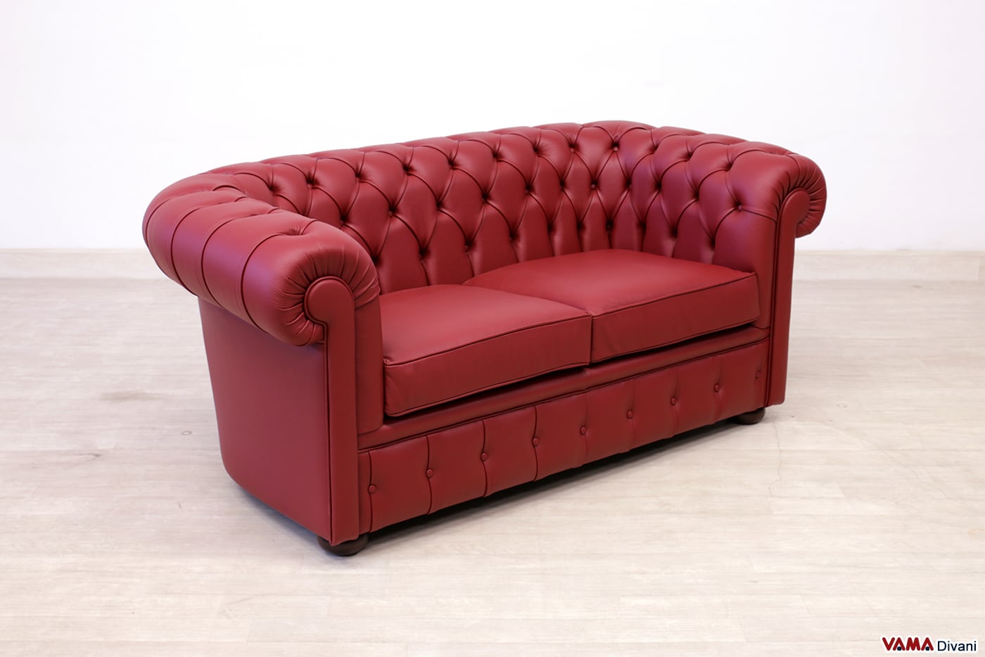 Divano Chesterfield in pelle rossa bordeaux spessorata due posti