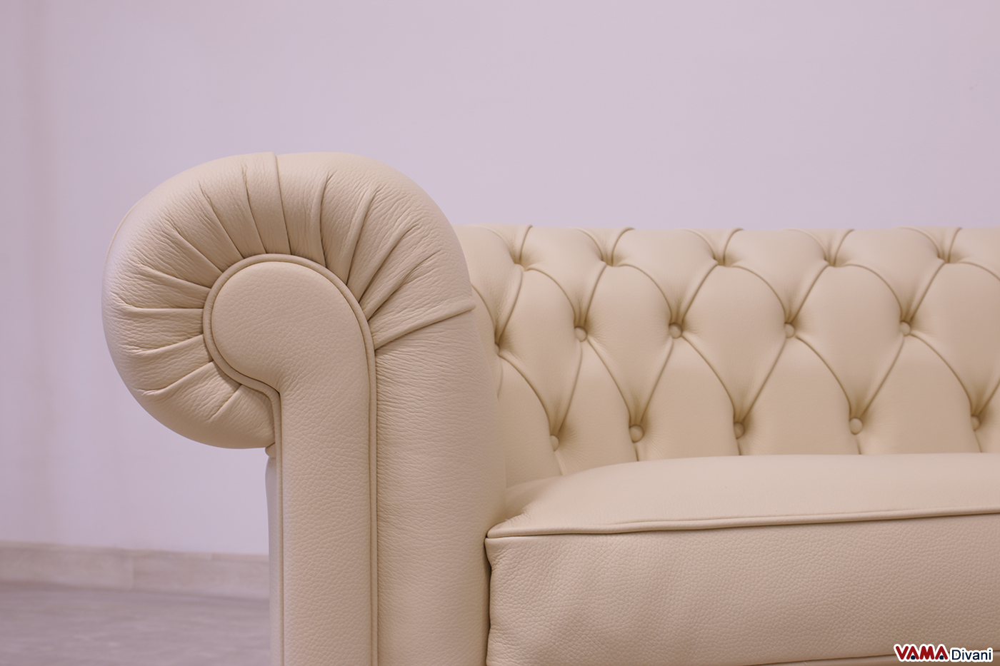 Dettaglio frontale bracciolo del divano Chesterfield in pelle beige spessorata
