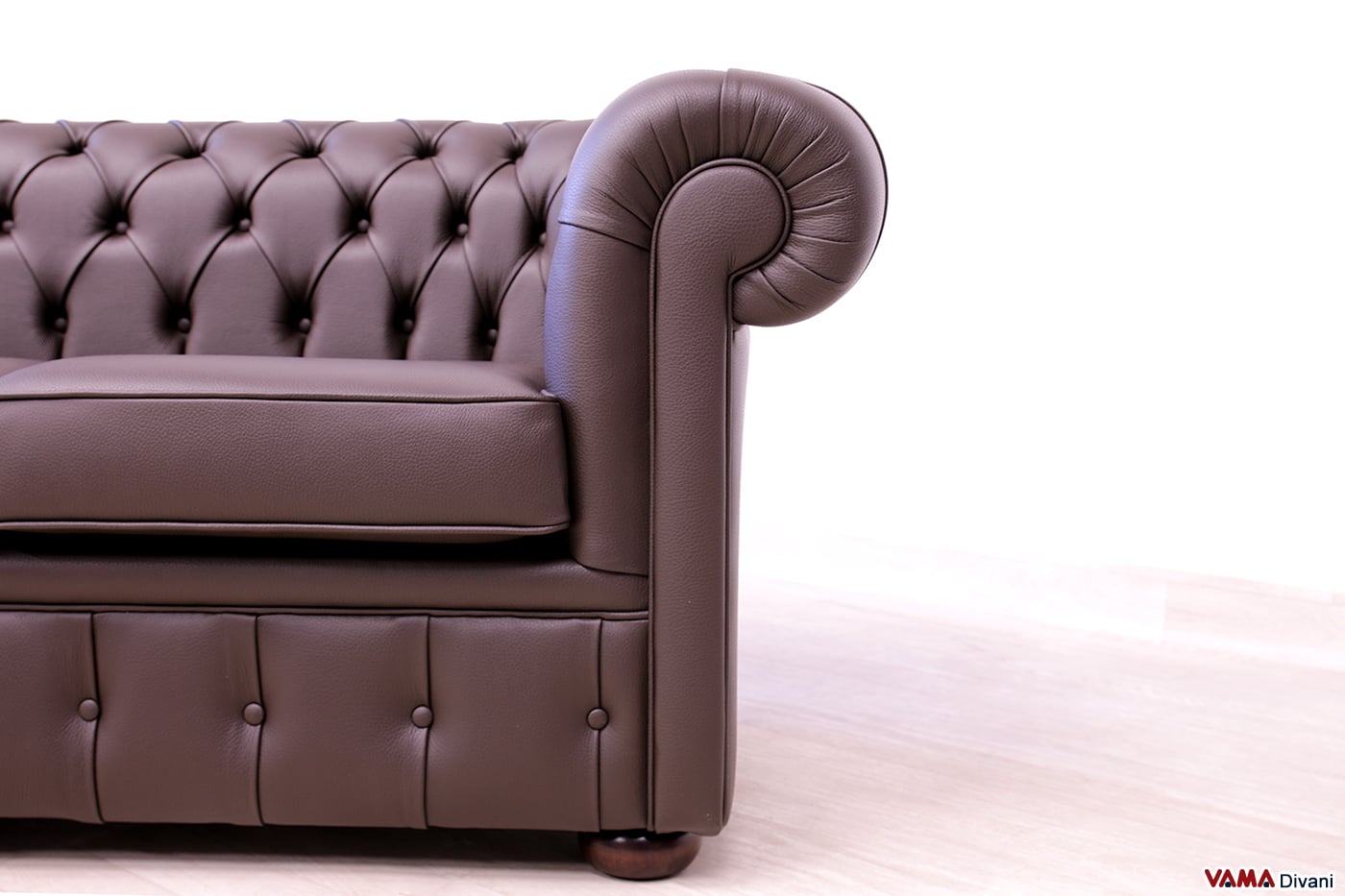 Frontale bracciolo divano Chesterfield marrone cioccolato