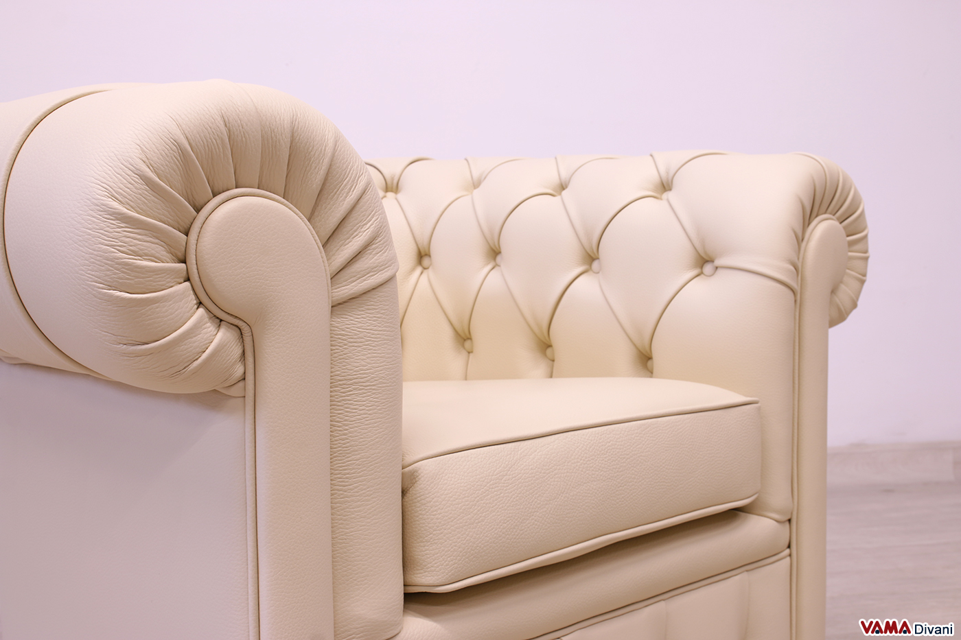 Seduta della poltrona Chesterfield beige in pelle