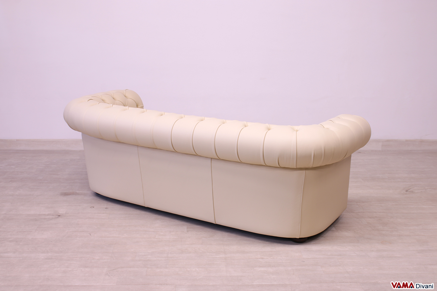 Dietro del divano beige Chesterfield in pelle