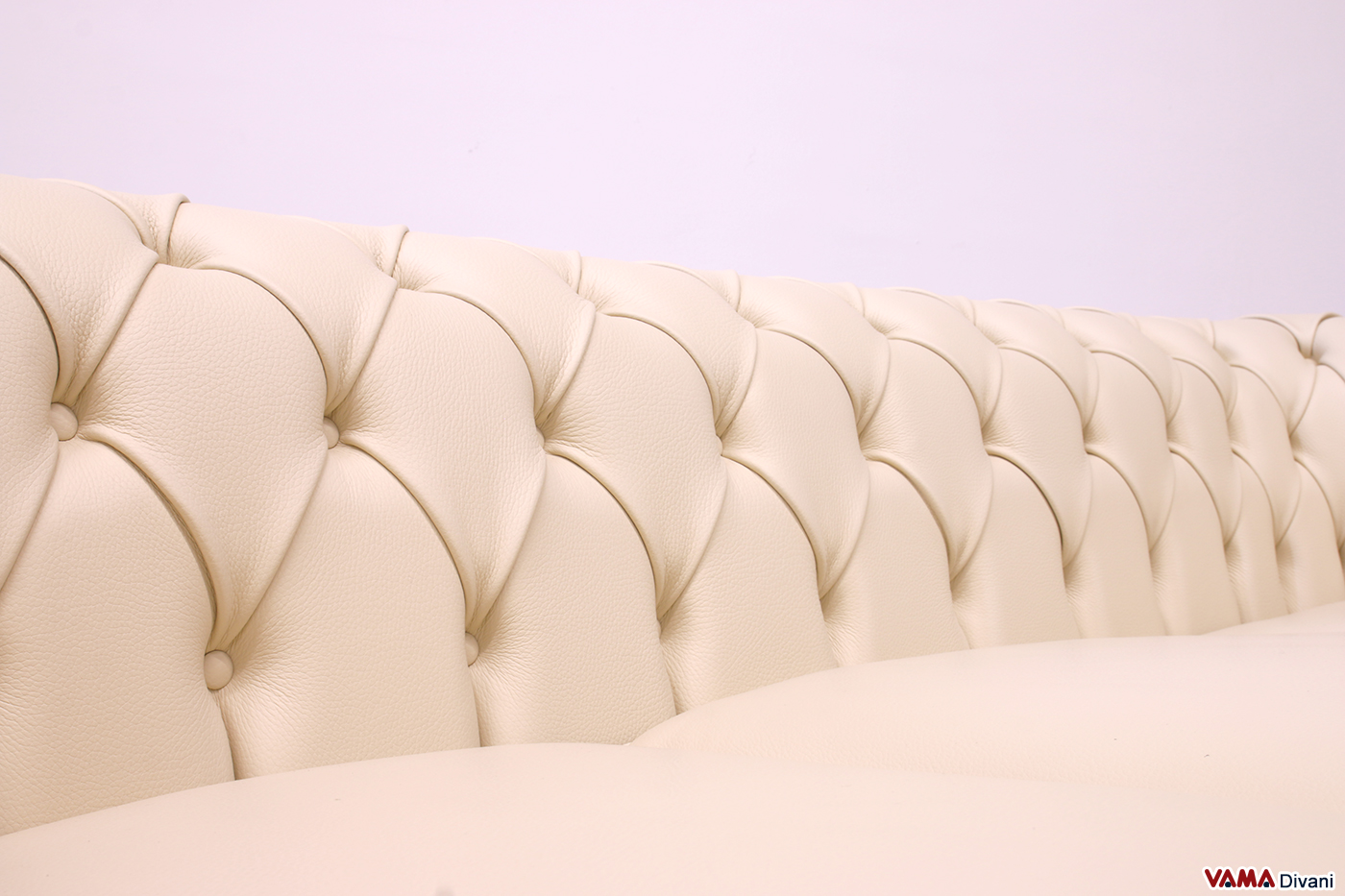 Lavorazione capitonné schienale del divano Chesterfield beige