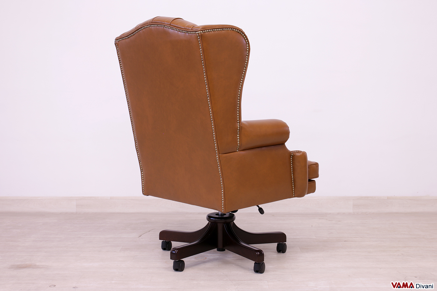 Vista posteriore della poltrona da ufficio in pelle marrone cognac con finiture artigianali