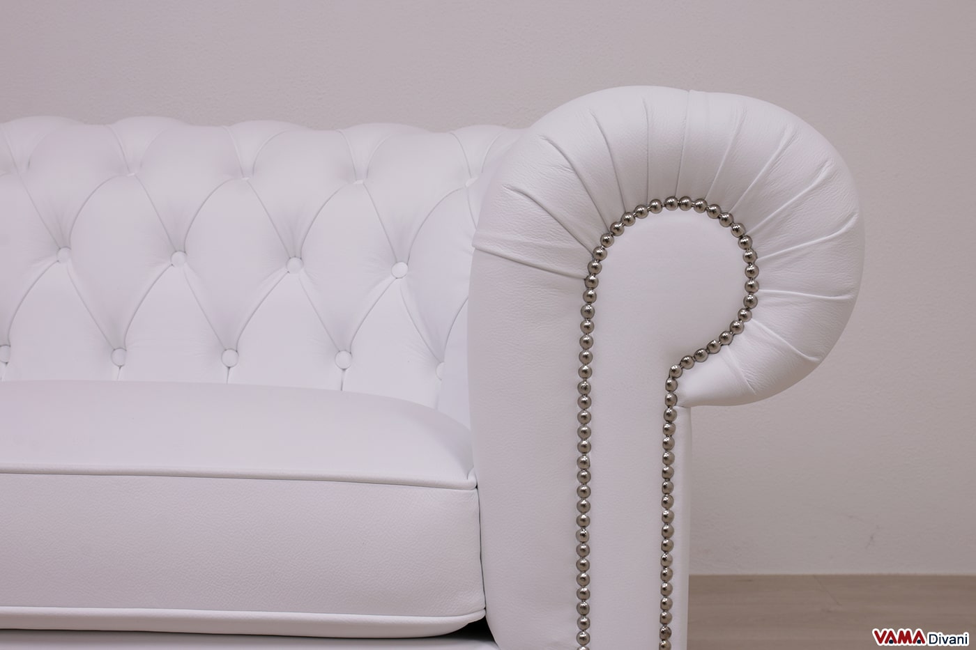 Bracciolo divano Chesterfield Club bianco con borchie in metallo