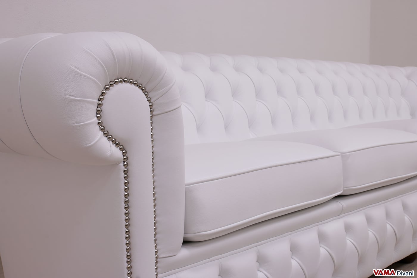 Bracciolo divano Chesterfield Club con borchie in argento lucido