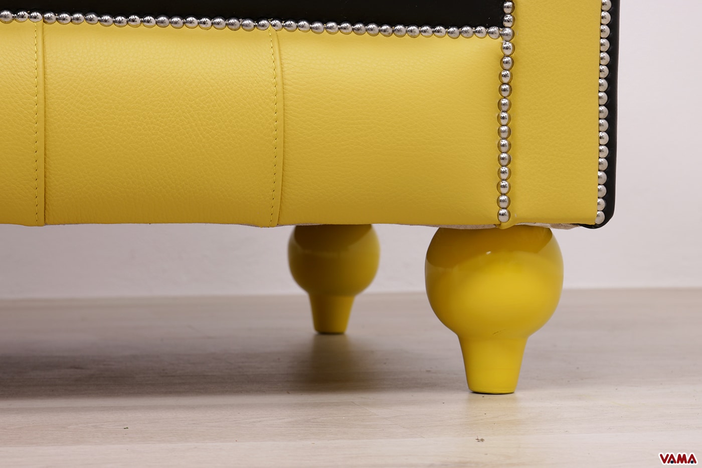 Piede del divano Chesterfield su misura, rivestito in pelle gialla