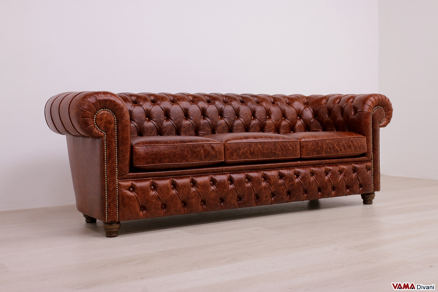 Divano a tre posti Chesterfield, con rivestimento in pelle marrone e dettagli tradizionali