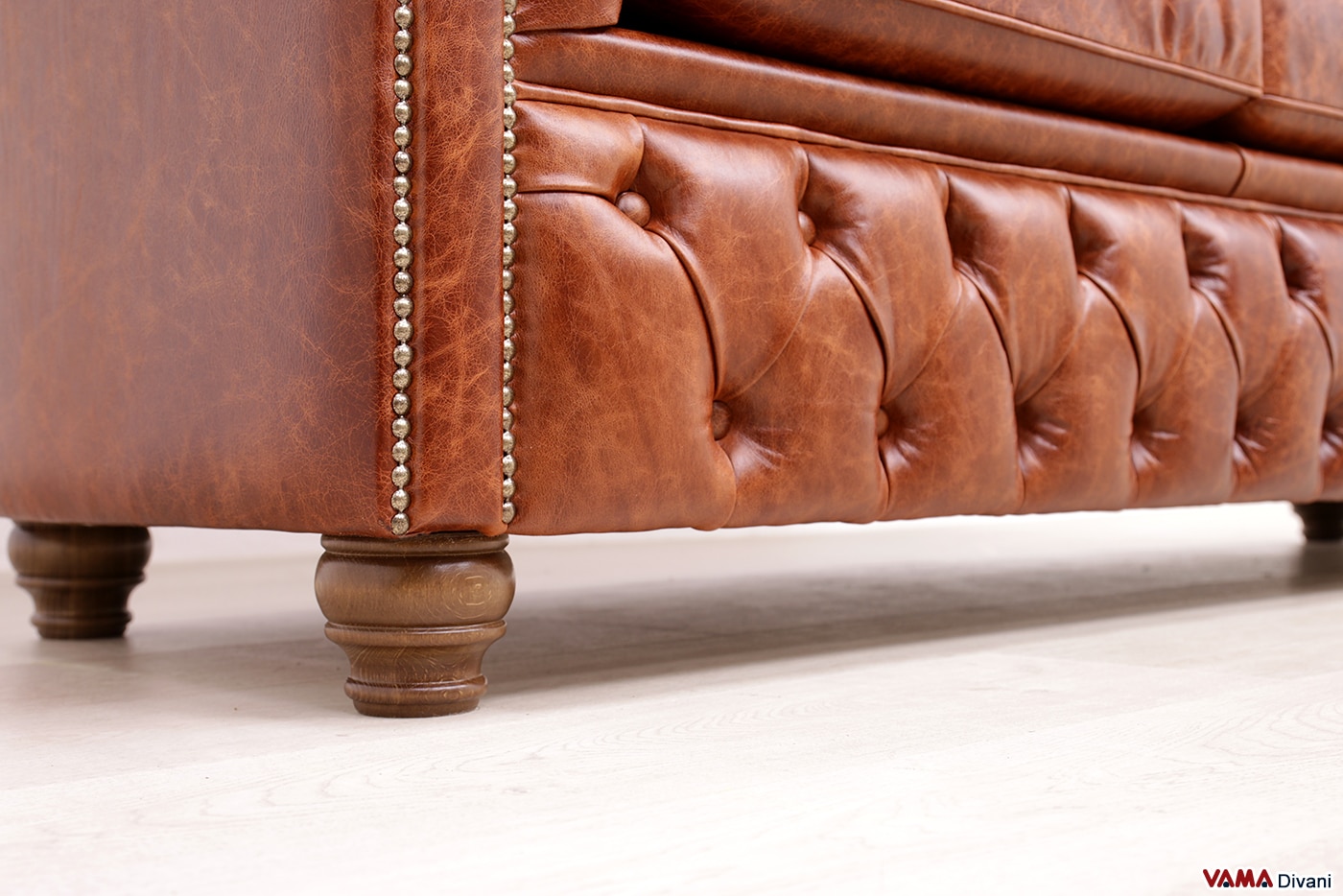 Dettaglio del piede in legno del divano, robusto e rifinito per un design elegante