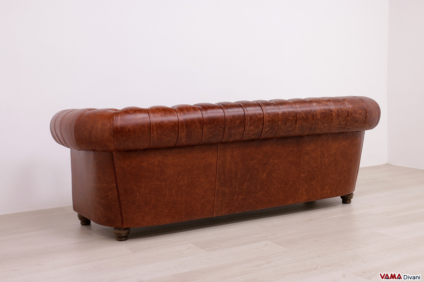 Schienale posteriore del divano Chesterfield, rivestito in pelle marrone con cuciture di qualità