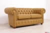 Divano Chesterfield 2 posti in pelle color cuoio miele opaco, vista angolare laterale