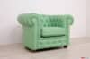 Profilo laterale della poltrona Chesterfield in pelle verde menta chiaro con lavorazione capitonné