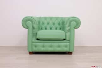 Vista frontale della poltrona Chesterfield artigianale in vera pelle verde menta chiaro