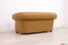 Vista posteriore del divano Chesterfield 2 posti rivestito in pelle color cuoio miele opaco