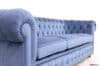 Dettaglio del bracciolo del divano Chesterfield in velluto blu sintetico