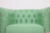 Dettaglio dello schienale capitonné della poltrona Chesterfield verde menta chiaro in pelle