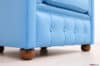 Piedini sferici in legno noce e rivestimento in pelle azzurro cielo saturo della poltrona Chesterfield artigianale Chesterina.