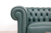 Dettaglio bracciolo con plissettatura artigianale del divano Chesterfield verde pino