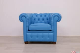 Piccola poltrona Chesterfield artigianale VAMA in pelle azzurro cielo saturo, vista frontale con lavorazione capitonné.