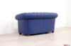 Retro del divano Chesterfield 2 posti in pelle blu zaffiro opaco, lavorazione artigianale Made in Italy.
