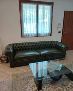 Grande divano Chesterfield in vera pelle verde inglese