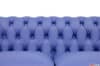 Particolare dello schienale capitonné realizzato a mano del divano Chesterfield VAMA in pelle blu.