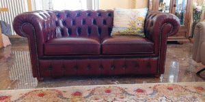 Divano Chesterfield 2 posti con borchie ottonate, recensione cliente di Perugia