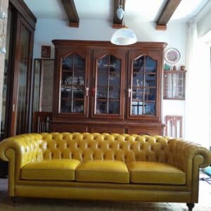 Divano Chesterfield VAMA giallo in pelle a Torino
