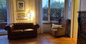 Divano Chesterfield 2 posti ruggine in vera pelle in casa di un cliente di Torino