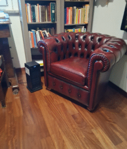 Poltrona Chesterina in vera pelle vintage rossa bordeaux di Roberto da Cuneo