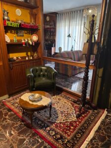 Piccola poltrona pozzetto capitonné in casa di un cliente di Avellino