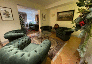 Divano Chesterfield in velluto verde bosco di Emanuele da Firenze