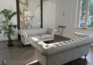 Divani Chesterfield in pelle marmorizzata bianca di un cliente di Massa Carrara