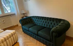Divano Letto Chesterfield London in velluto verde di Silvia da Roma