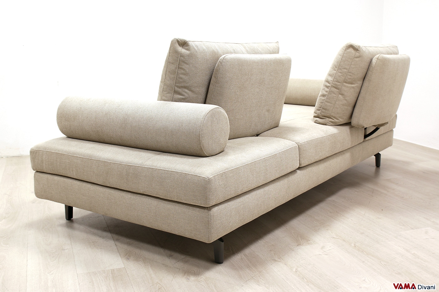 Vista posteriore del divano con schienale mobile modello Kyoto in tessuto beige